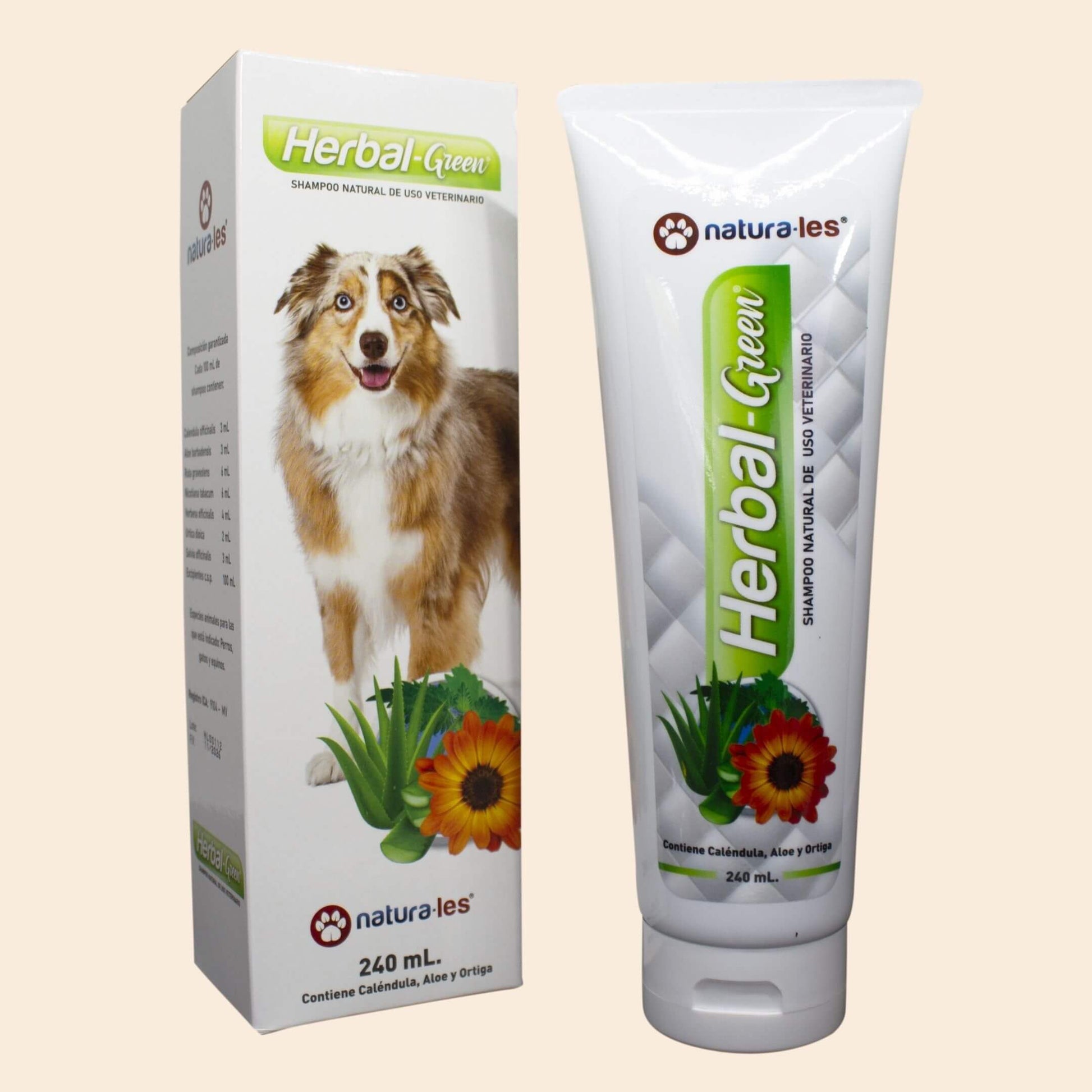 Frasco de Herbal Green de Natura-les, Shampoo de origen natural para la limpieza del pelaje de caninos, felinos y equinos. Coadyuvante en
el control de Dermatitis Parasitaria.