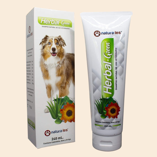 Frasco de Herbal Green de Natura-les, Shampoo de origen natural para la limpieza del pelaje de caninos, felinos y equinos. Coadyuvante en
el control de Dermatitis Parasitaria.