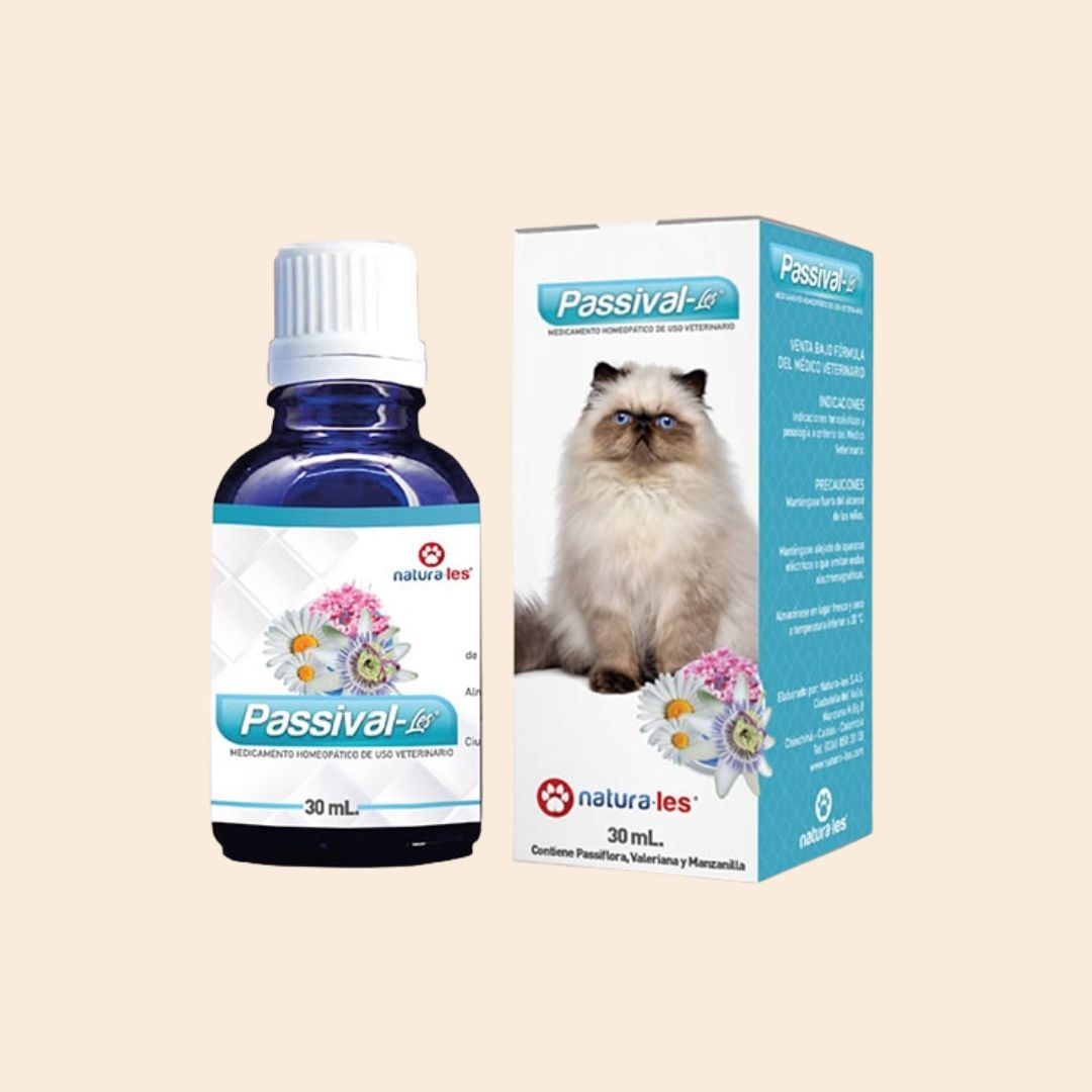 Frasco de PASSIVAL-LES de Natura-les, Ansiolítico no hipnótico ni sedante de acción inmediata. Indicado en procesos donde está comprometido el normal comportamiento de los animales; en mascotas agresivas, hiperactivas, difíciles de manejar, en la agresividad post-parto en hembras, hiperexitabilidad por detonaciones o tormentas eléctricas, nerviosismo en pista de animales de exposición, nerviosismo en el transporte